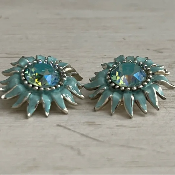 Weiss Vintage Light Blue Enamel AB Rhinestone 1940s Brooch and Earrings Set - Picture 13 of 16